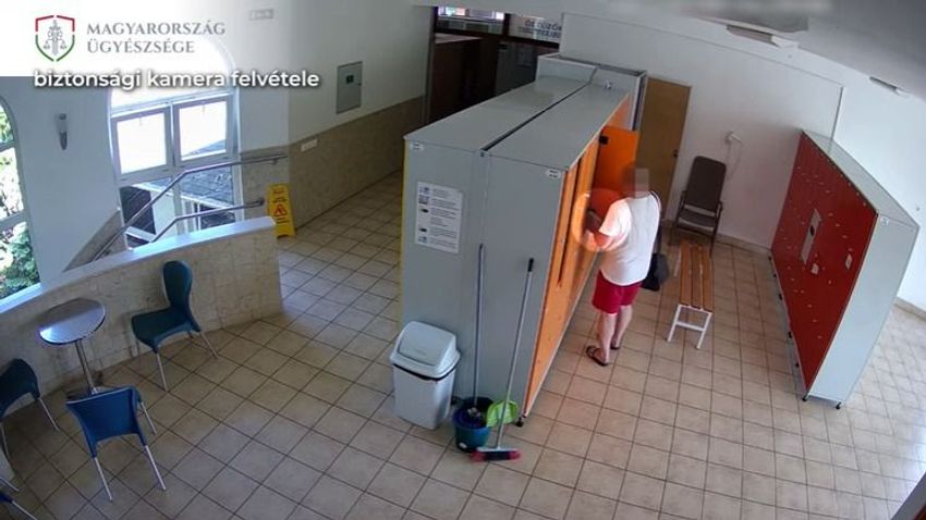 Levideózták a tolvajt, aki 280 ezret vitt el a komáromi fürdő szekrényéből