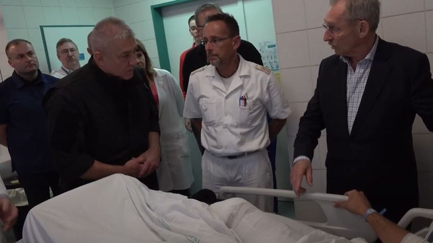 A belügyminiszter meglátogatta az esztergomi robbantás sérültjeit + videó