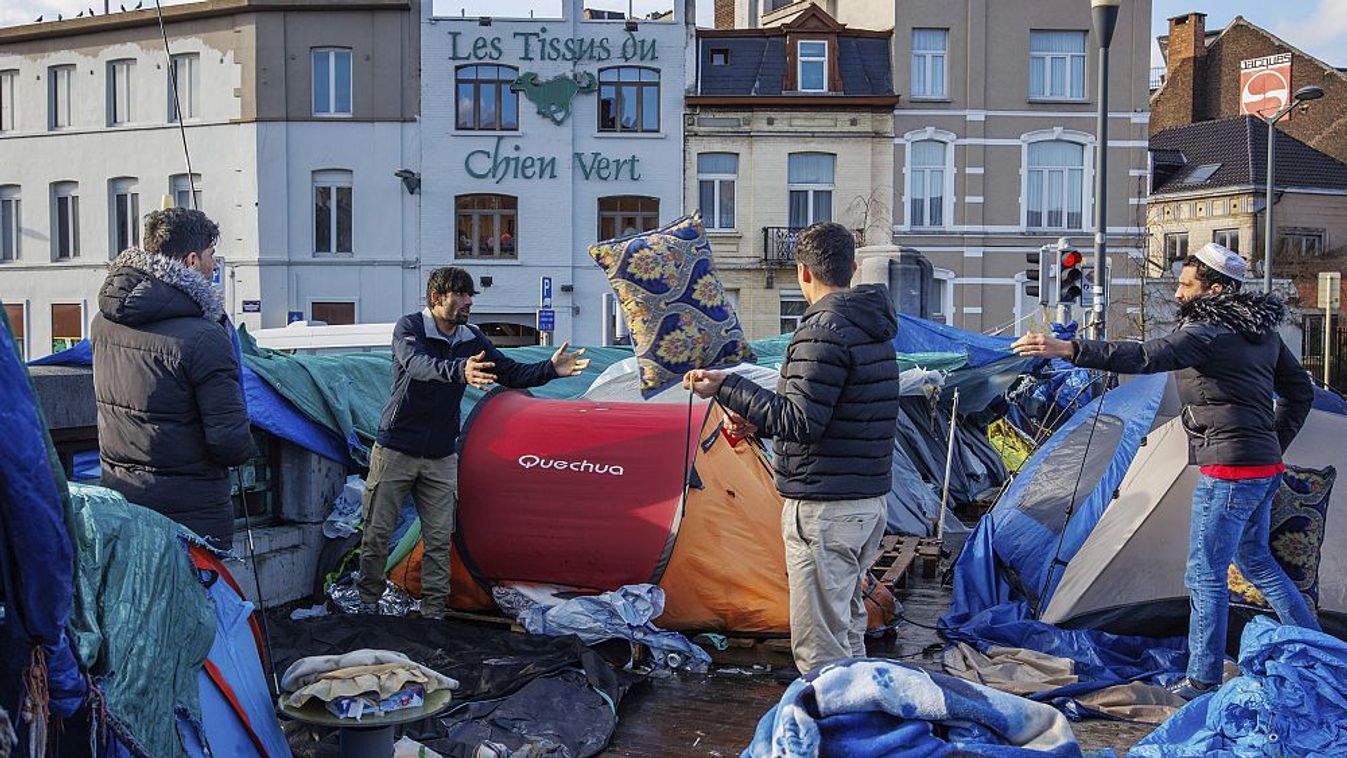 Menekültügyi kérvényért folyamodó férfiak rendezik be az utcán felállított sátraikat Brüsszelben, 2023.01.17-én. (Fotó: AP/ Olivier Matthys)