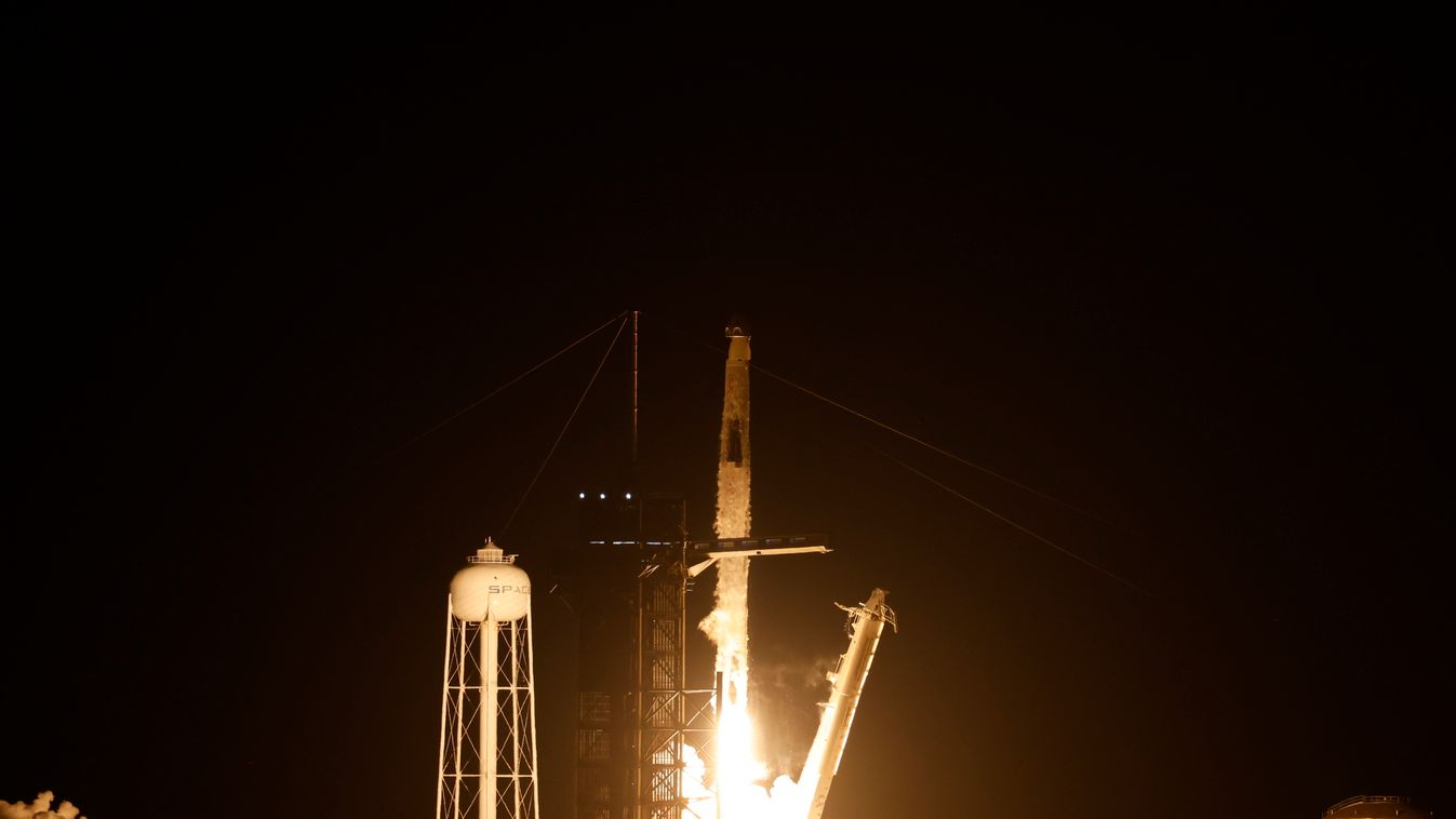Sikeresen visszatértek a Földre a SpaceX űrhajósai + videó