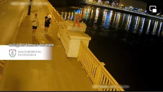 Pénzbüntetéssel megúszták a Margit hídon kőkereszteket letörő garázdák + videó