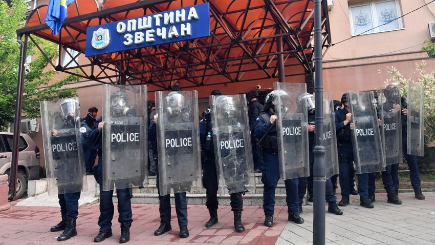 Ismeretlenek rendőrökre lőttek Koszovóban, közülük egy meghalt