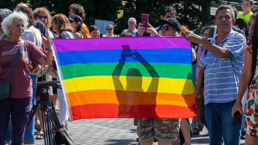 A bevállalós műsorvezető nevetségessé tette a transznemű férfit A bevállalós műsorvezető nevetségessé tette a transznemű férfit