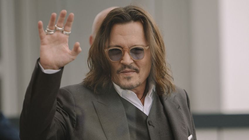 Johnny Depp az Operaház előtt tűnt fel, a rajongóknak is integetett + videó