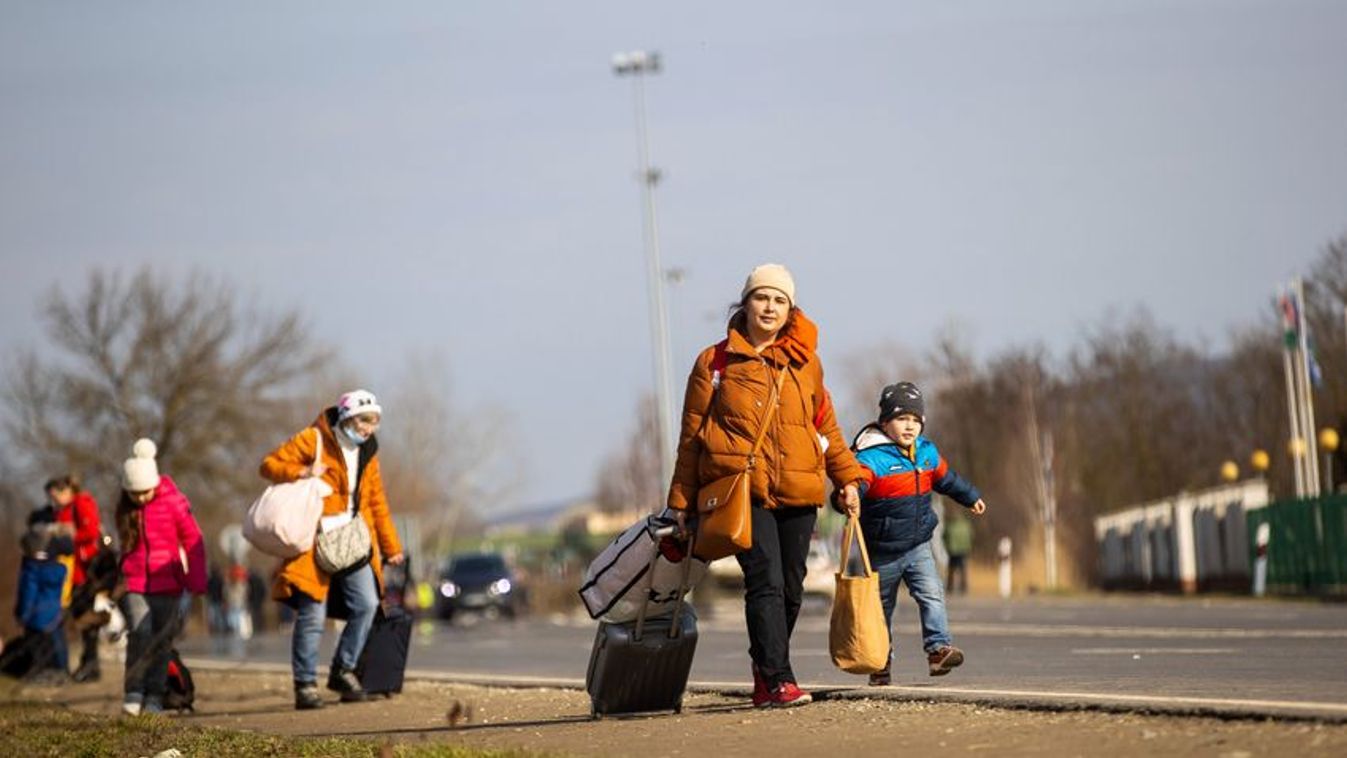 Borítókép: Kárpátaljai menekültek érkeznek a magyar–ukrán határhoz (Fotó: Kurucz Árpád)