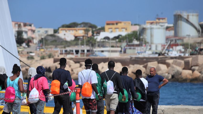 Megdöbbentő felvételeken az olaszországi migránskrízis