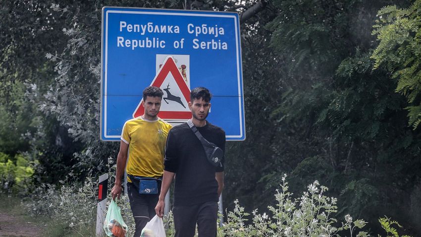 Azt kérik Magyarországtól, hogy függessze fel az illegális bevándorlók kitoloncolását
