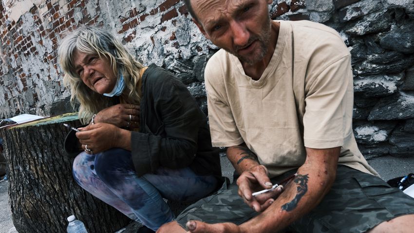 Hajléktalanok és drogfüggők uralják az utcákat a nagyvárosban + videók