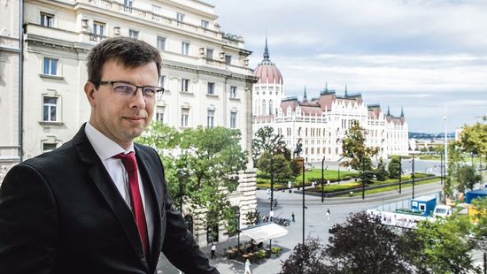 Brüsszelbe érkezett tanácskozni az új magyar miniszter, elmondta, hogy mit akar a kormány