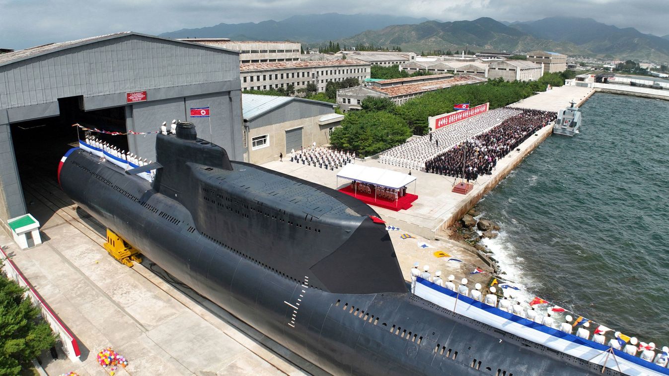 Észak-Korea pénteken bejelentette, hogy „taktikai nukleáris támadásra alkalmas tengeralattjárót” bocsájtott vízre, amely „megelőző és megtorló csapásra is képes”.
A 841-es számú eszköz a Hero Kim Kun Oknevet kapta, a hajó egy szovjet kori Romeo-osztály tengeralattjáró átalakításaként jött létre, 2023.09.08-án. (Forrás: U.S. Naval Institute / Twitter)