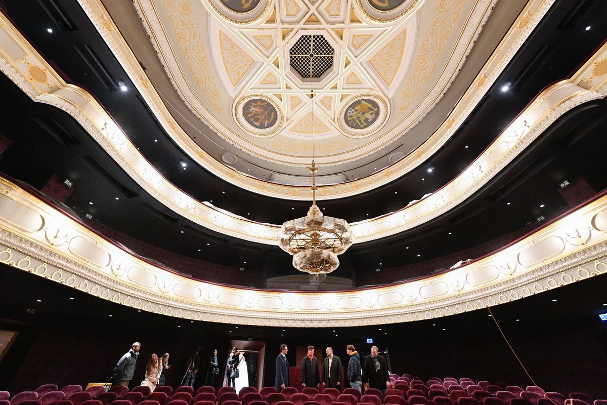 Puccini Bohémélet a felújított debreceni Csokonai Nemzeti Színház nézõtere