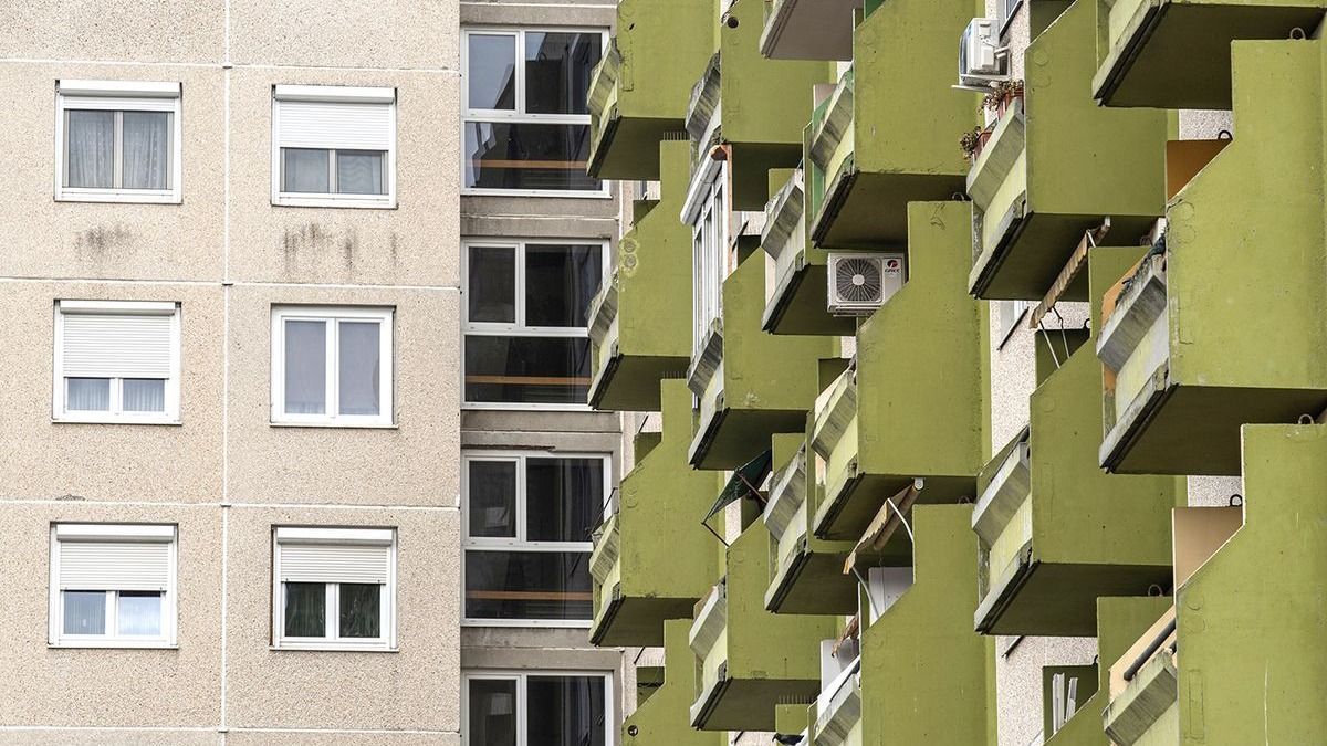Kizuhant az ötödikről egy kisfiú, válságos állapotban van