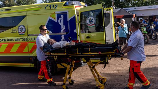 Kizuhant egy férfi az emeletről Pesterzsébeten, aztán rátámadt a mentősre
