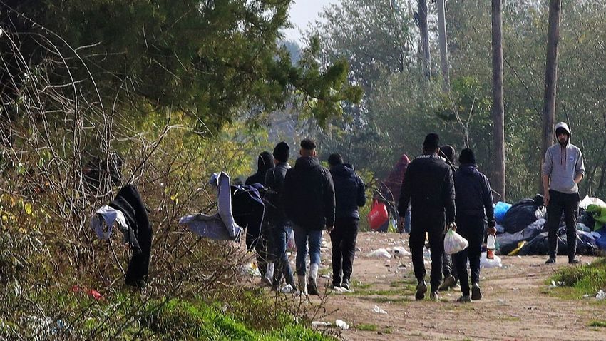 A Pannon RTV információi szerint jelenleg ötezer migráns arra, hogy átjusson Magyarország, illetve az Európai Unió területére 
