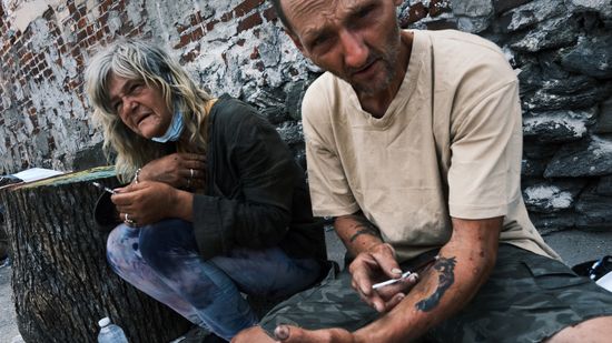 Hajléktalanok és drogfüggők uralják az utcákat a nagyvárosban + videók