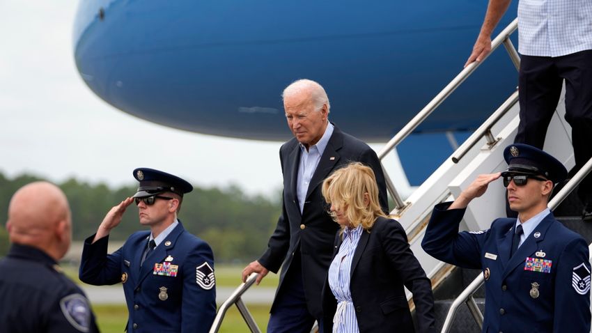 Ki kellett mennie Joe Bidennek az ünnepségről, sürgős dolga akadt + videó Ki kellett mennie Joe Bidennek az ünnepségről, sürgős dolga akadt + videó