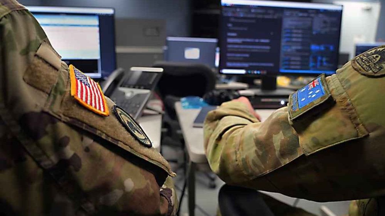 Illusztráció. Az amerikai kibervédelmi parancsnokság (Cyber Comand) művelet közben. (Forrás: U.S. Cyber Command / cybercom.mil / Twitter)