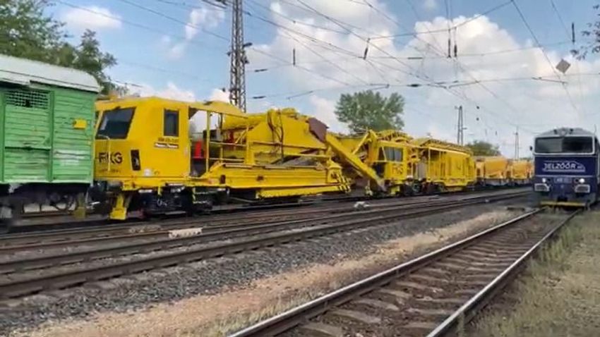 Megérkeztek a nagyvasak a győri vasútvonal felújításához + videó