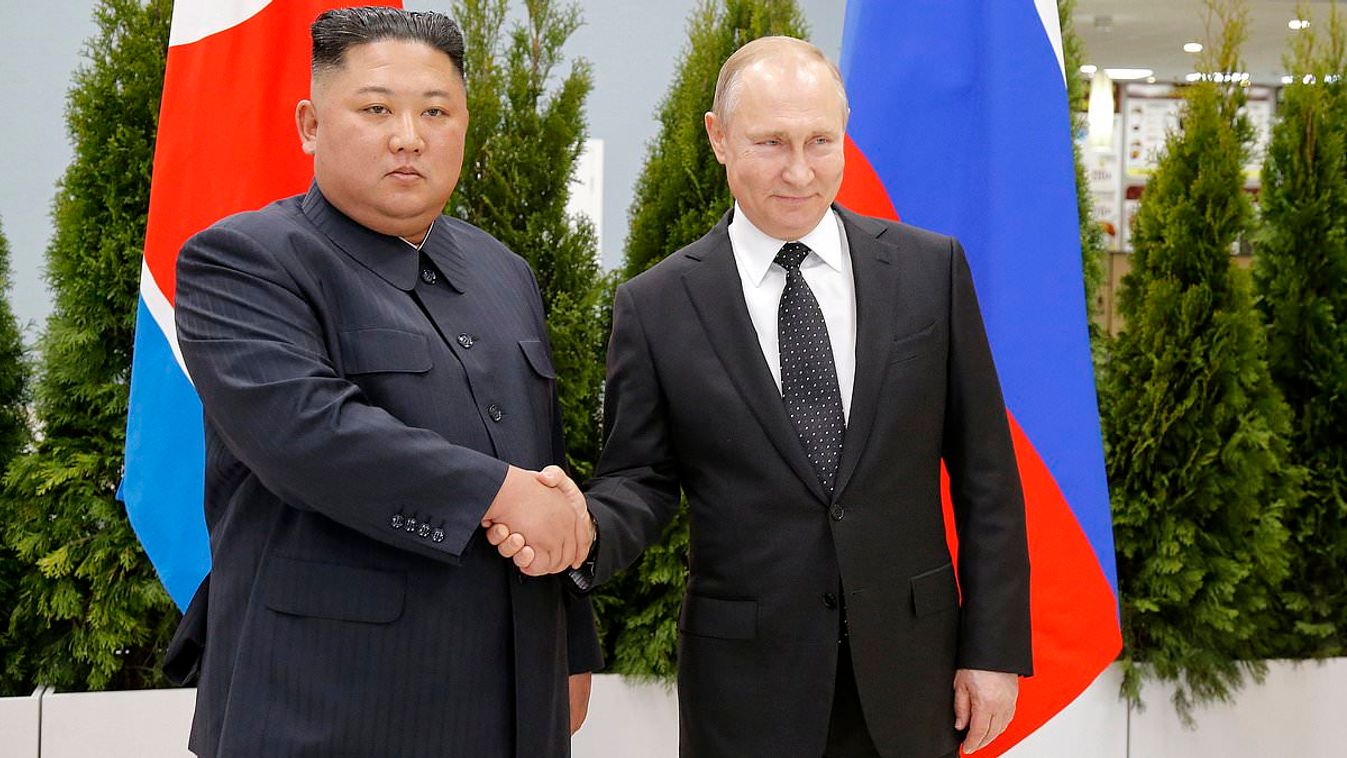 Kim Dzsongun észak-koreai vezető és Vlagyimir Putyin orosz elnök 2019-es első találkozásuk alkalmával. (Forrás: Daily Mail Online / Twitter)