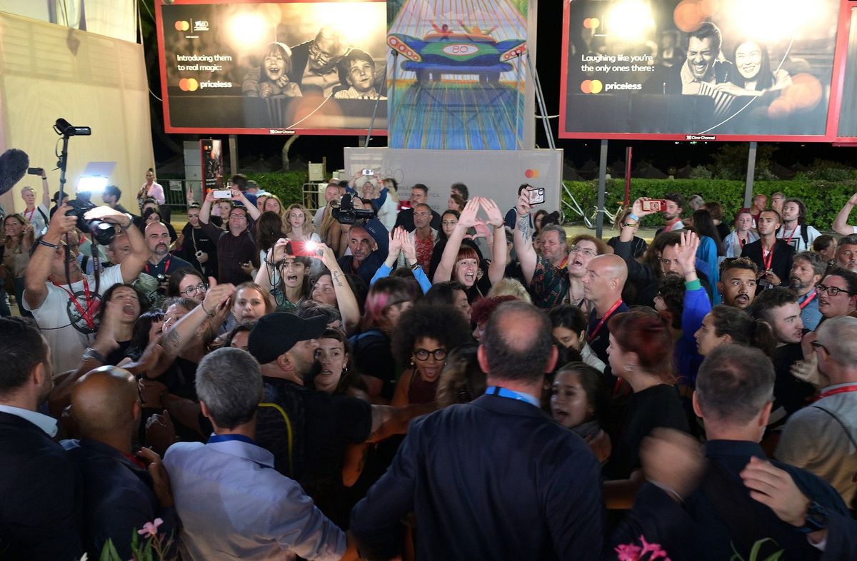 Tüntetők Woody Allen filmpremierjén Velencében 