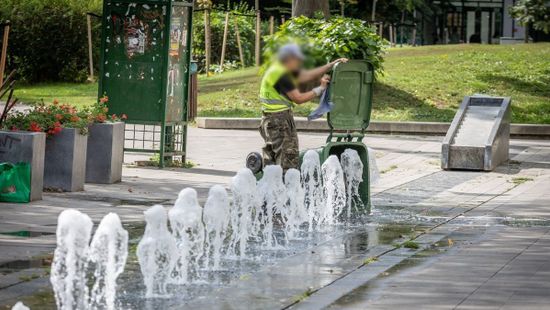 Szemeteskukákat mosnak a ferencvárosi szökőkútban + fotók