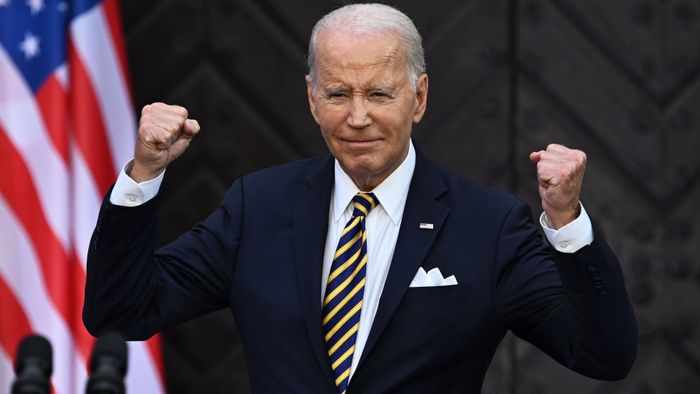 Elmaradt kézfogás, botladozás: ismét magát égette Joe Biden