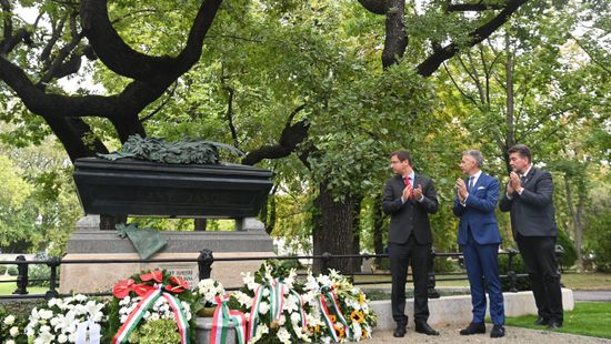 Felavatták az Arany család felújított síremlékét a Fiumei úti Nemzeti Sírkertben