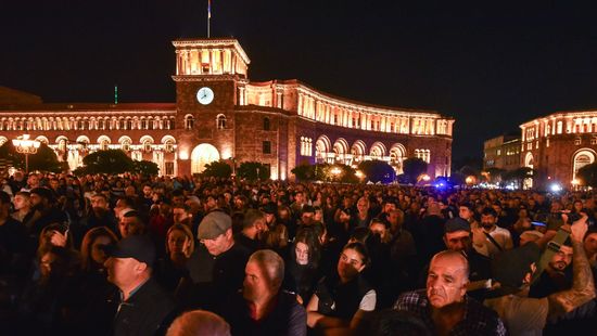 Kiújultak a tüntetések Jerevánban a hegyi-karabahi fejlemények miatt + videók