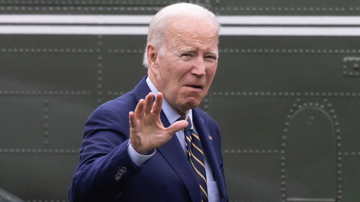 Biden dühös a sajtóra + videó
