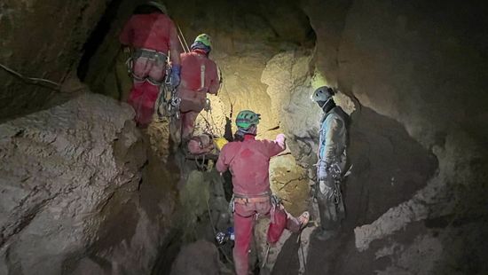 Magyar barlangi mentők előtt tiszteleg a világ