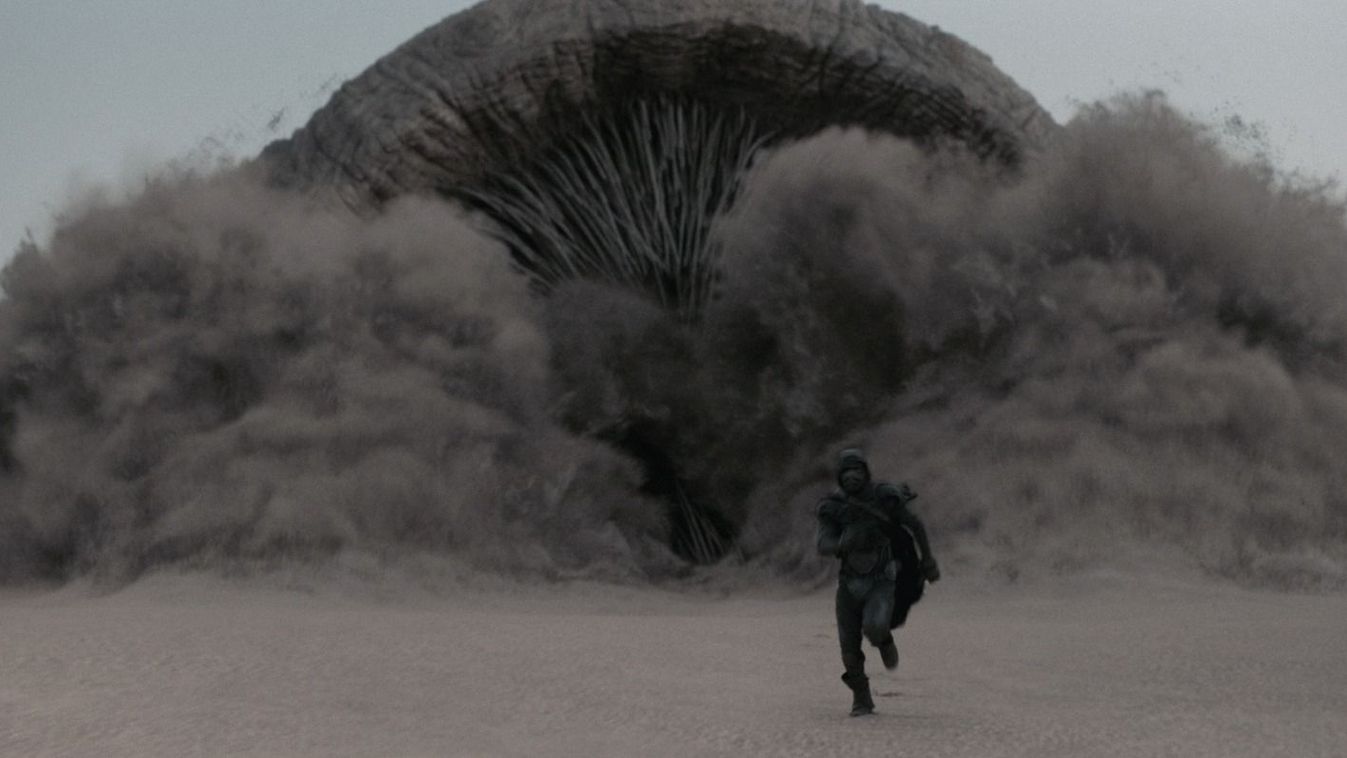 A Timothée Chalamet által megformált Paul Atreides menekül egy homokféreg elől