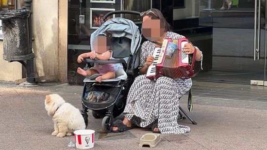 Kisbabával és kutyával kéreget a koldusmaffia a Vörösmarty téren + videó