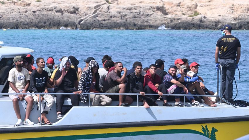 People smugglers lure migrants with new tricks