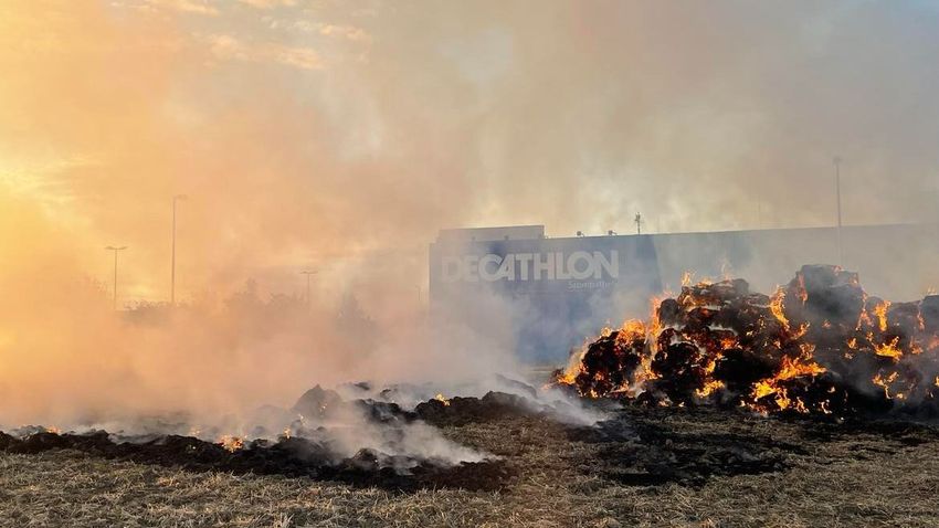 Két napig oltották a tűzoltók az égő kazalt Szombathelyen + fotók