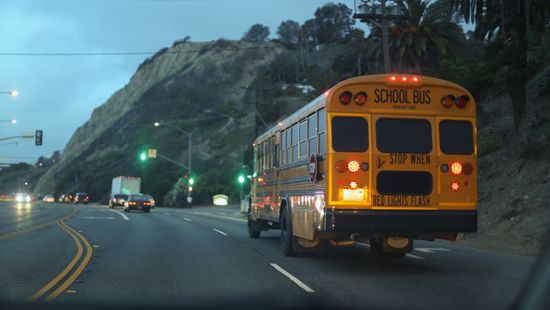 Iskolabusz karambolozott, a gyermekeket mentőhelikopterrel kellett kórházba szállítani + videó