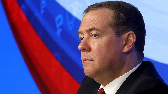 Dmitrij Medvegyev: Megtapsoljuk a jó köpködést Kijevtől Varsóig