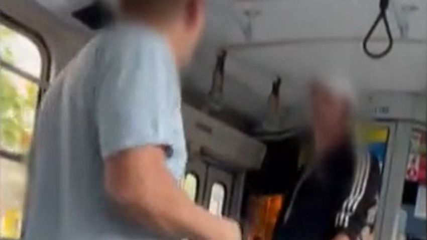 Ütötték-rúgták egymást az utasok az 1-es villamoson + videó