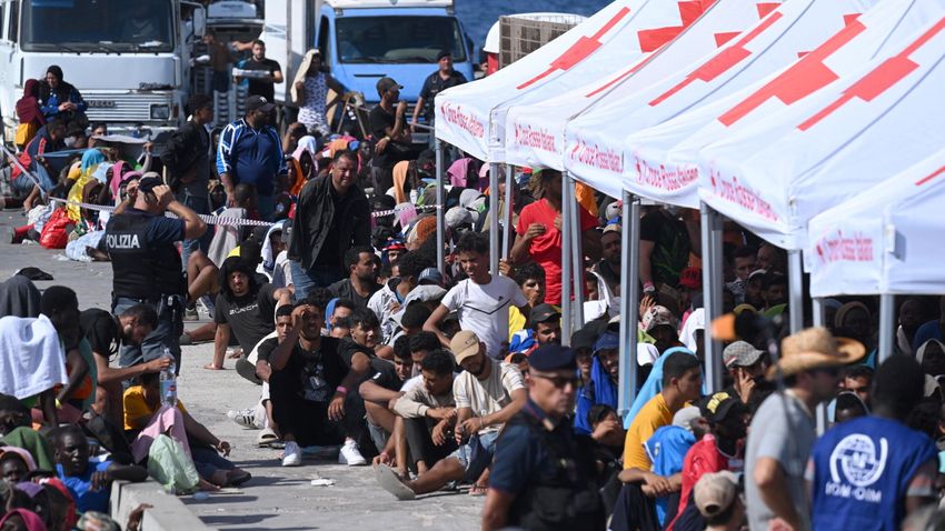 Hatalmas a feszültség Lampedusán + videók