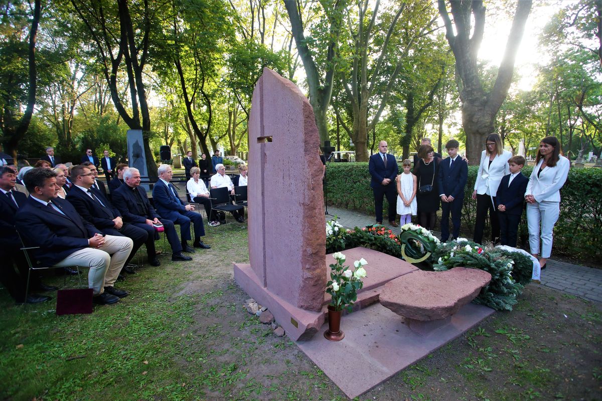Kerényi Imre síremlékének felavatása
