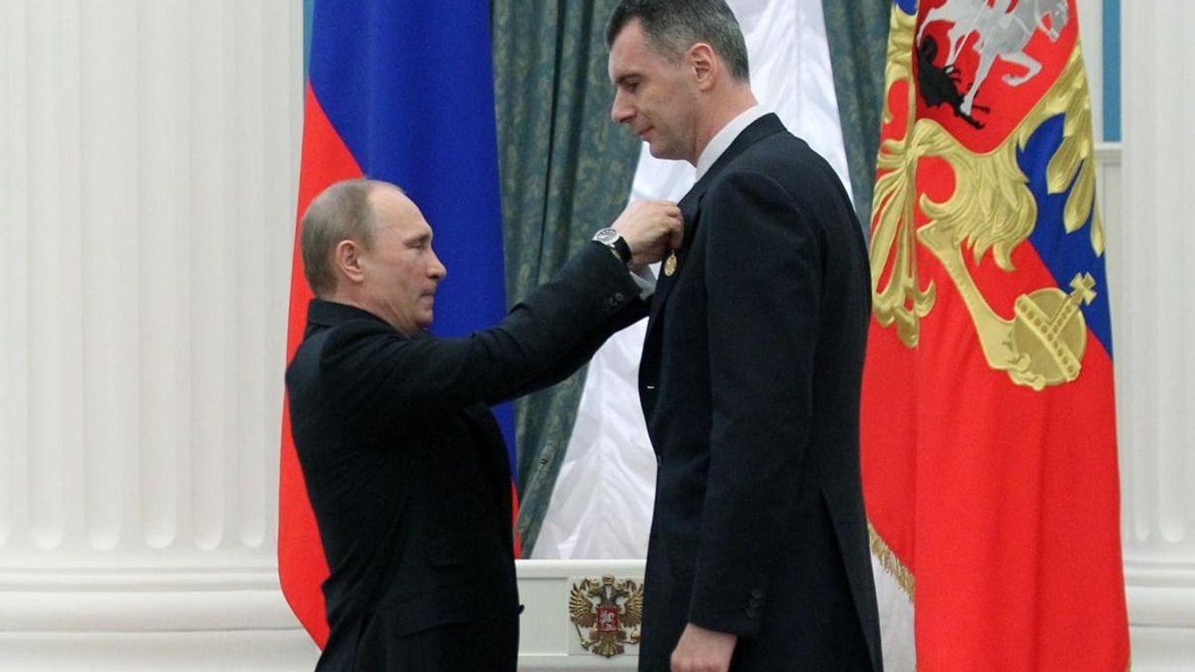 Vlagyimir Putyin gratulál Prohorovnak 2014-ben egy állami kitüntetési ünnepségen Moszkvában. forrás: New York Post