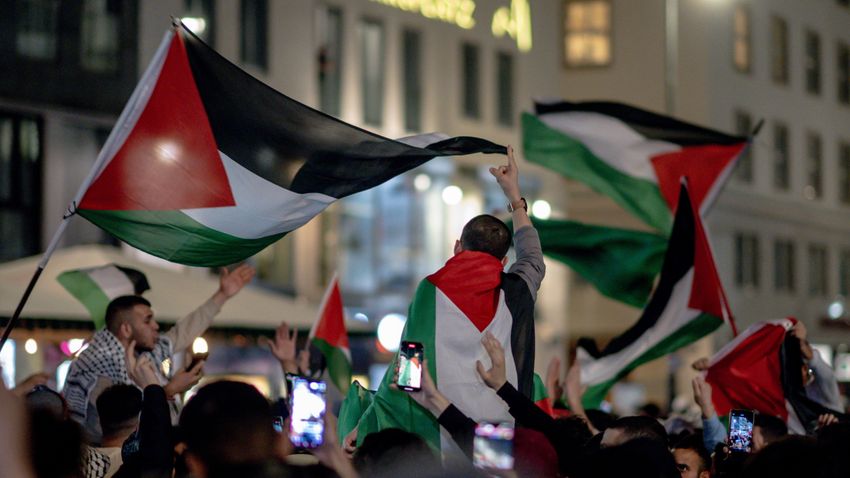 Újabb amerikai városban vonják fel a palesztin zászlót + videók