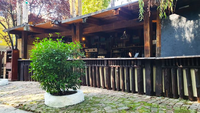 „Spiccc - a borbisztró” néven nyílt gourmet borbár a napfény városának egyik leghangulatosabb kerthelyiségében