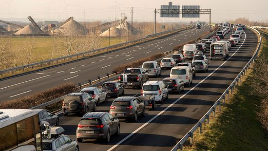 Öt és tíz kilométeres dugó is van az M1-esen