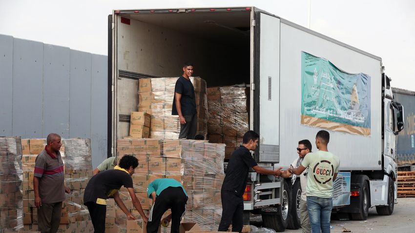 palesztin – Vörös Félhold: élelmiszert, ivóvizet és gyógyszereket szállító teherautók jutottak be Gá…