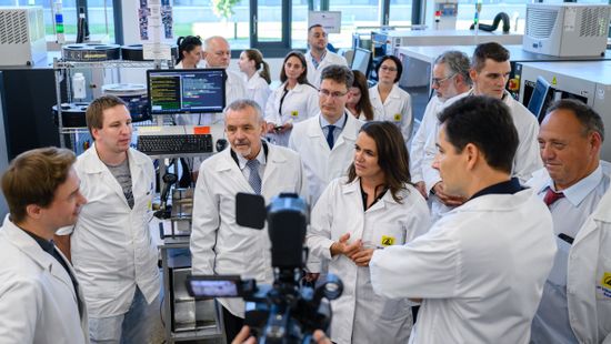 Novák Katalin a Videotonba is ellátogatott