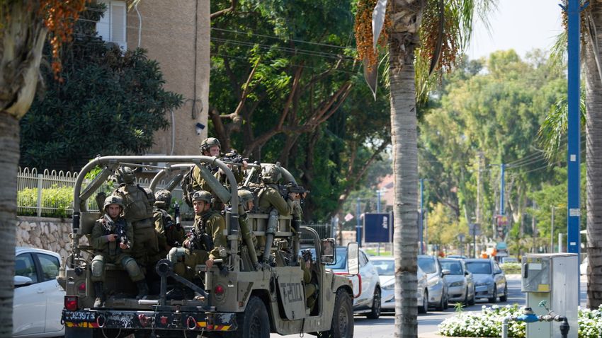 Több mint harminc izraelit tartanak fogva