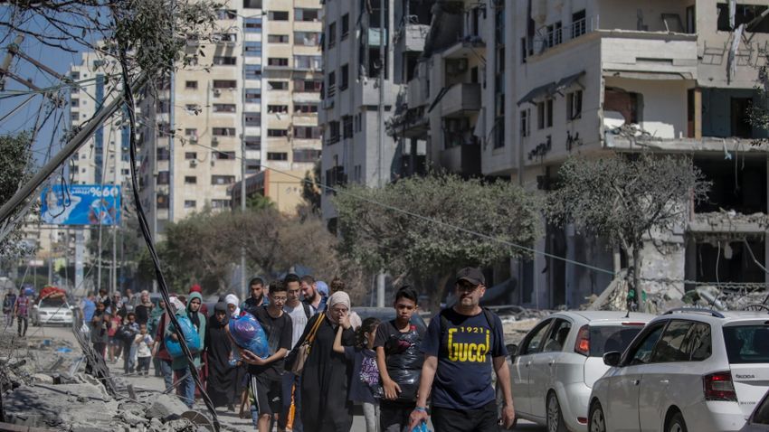 Palesztinok menekülnek Gáza északi részéből