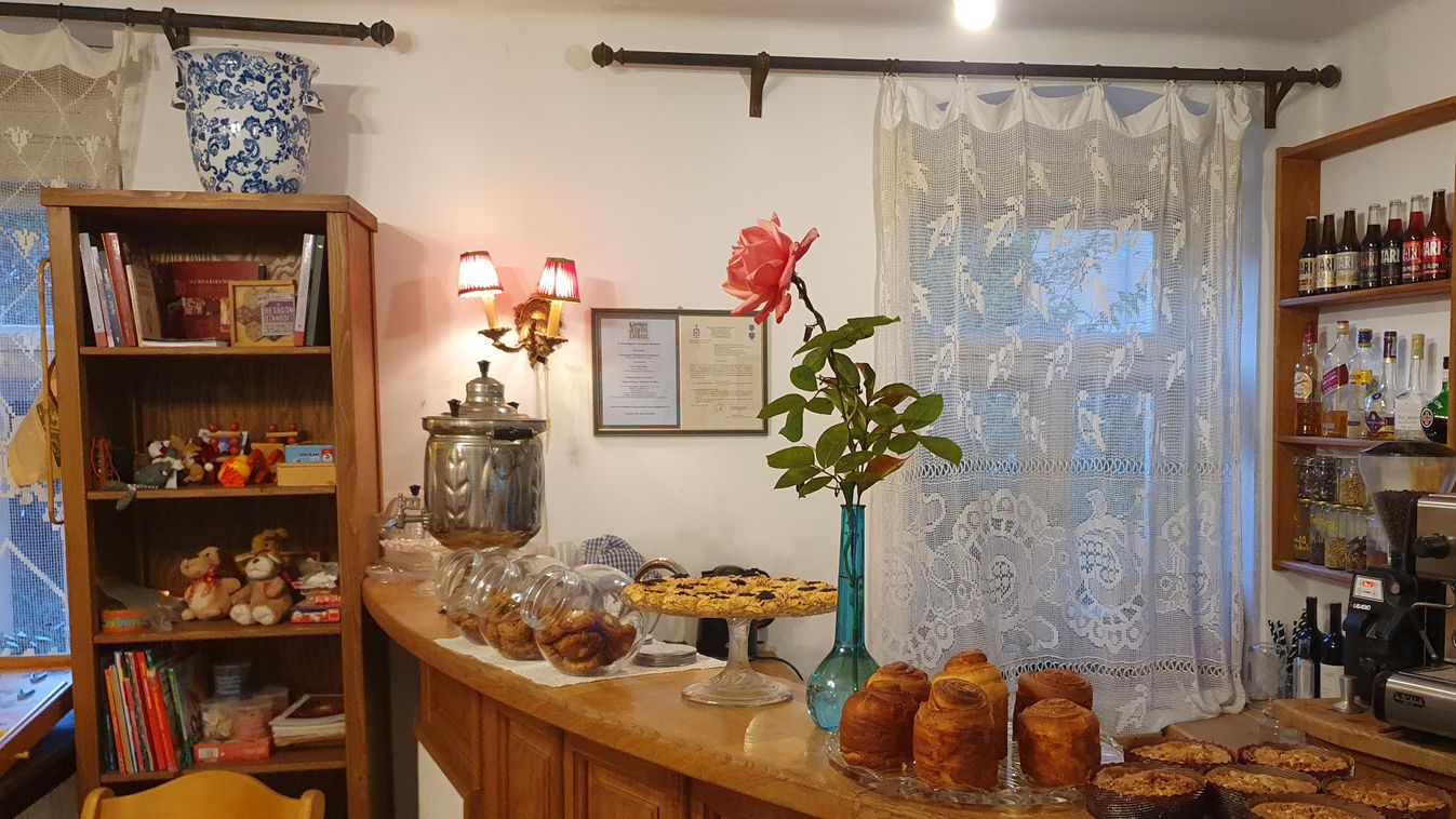 Helyi kézműves termékek és házias ételek a Vörös lóhoz címzett kávéházban, Diszelen