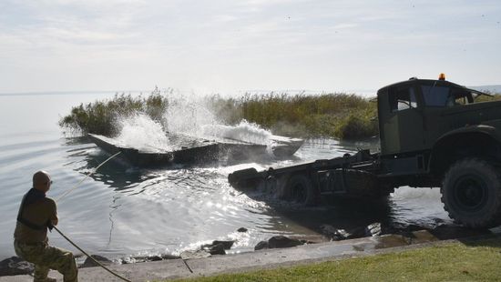 A második világháborús német repülőgép fegyverzetét is kiemelték a Balatonból + videó