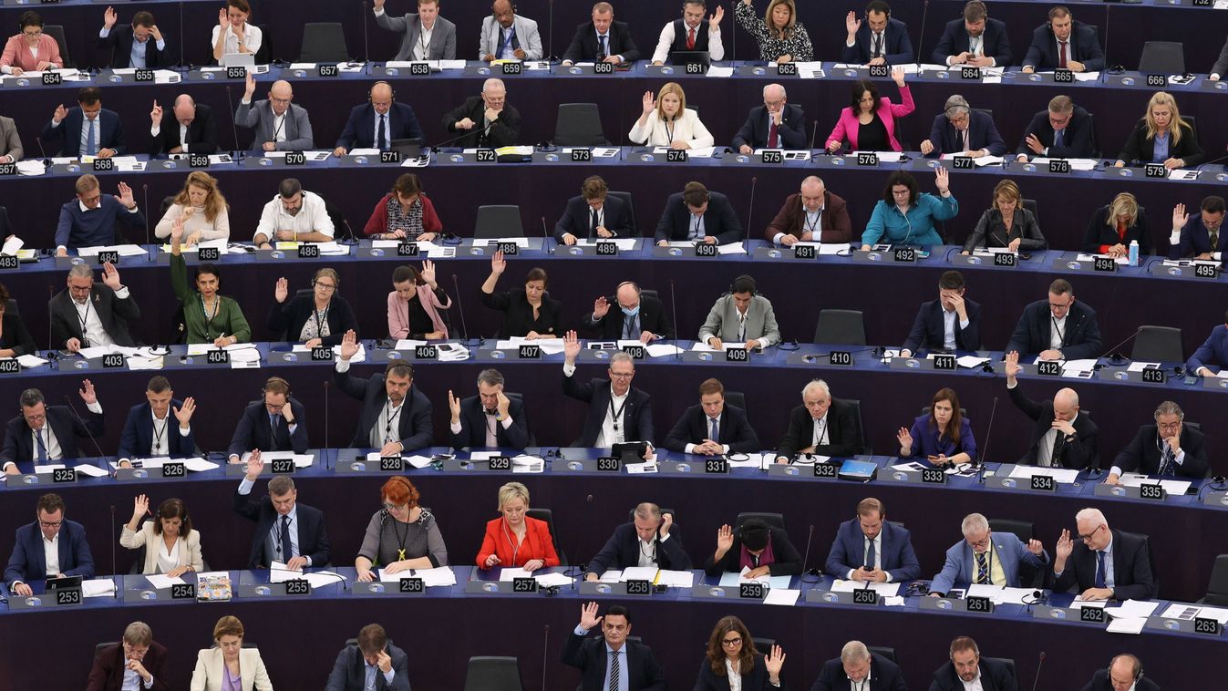 A 2023-as költségvetési tételekről szavaznak a képviselők az Európai Parlament plenáris ülésén Strasbourgban 2022. október 19-én. MTI/EPA/Julien Warnand